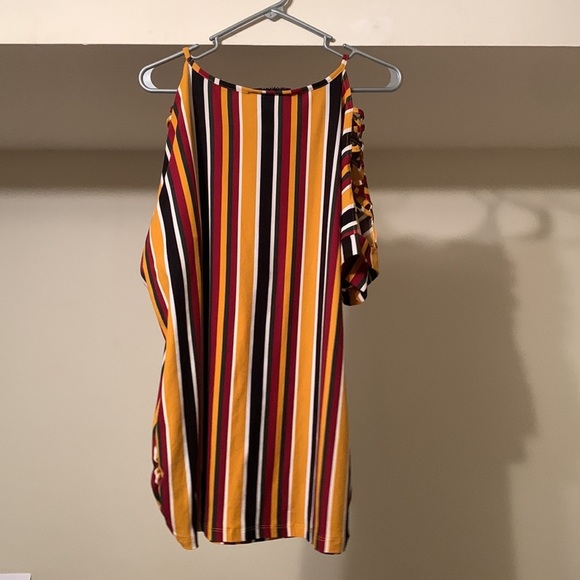 NWOT! SayAnyThing size woman’s plus 2x blouse. Striped blouse. Slit sleeves. - Picture 4 of 7